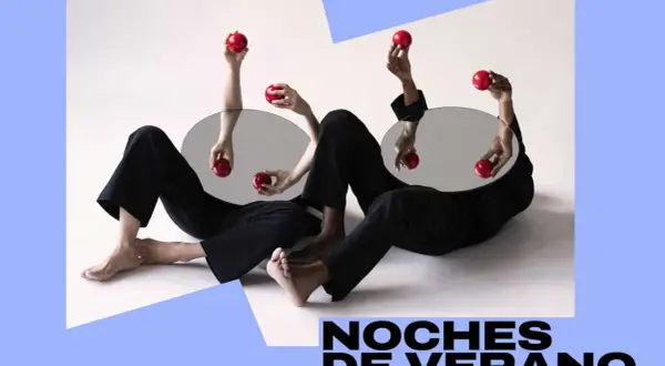 Manos con manzanas rojas reflejadas en espejos, parte de la campaña "Noches de verano CaixaForum".