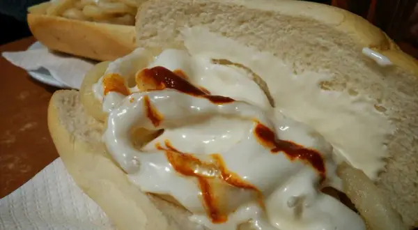 Bocadillo de calamar bravo en Zaragoza, con pan tierno, mayonesa y un toque picante.