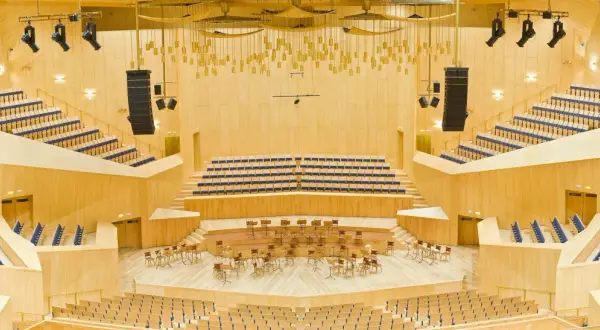 Interior moderno de un auditorio de madera, listo para grandes conciertos en el auditorio Zaragoza.