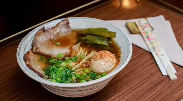 Un delicioso ramen zaragoza con cerdo, huevo y cebolleta, listo para disfrutar.