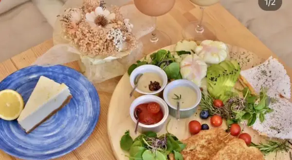 Un delicioso desayuno en Zaragoza con tarta de limón, aguacate, huevos escalfados y tostadas.