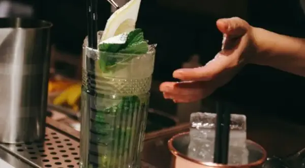 Un refrescante mojito, listo para disfrutar en Zaragoza. La menta fresca y el limón coronan esta bebida.