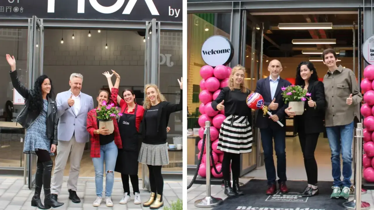 Inauguración de tienda en marketches torre outlet. Gente sonriente celebra la apertura con globos rosas y plantas.