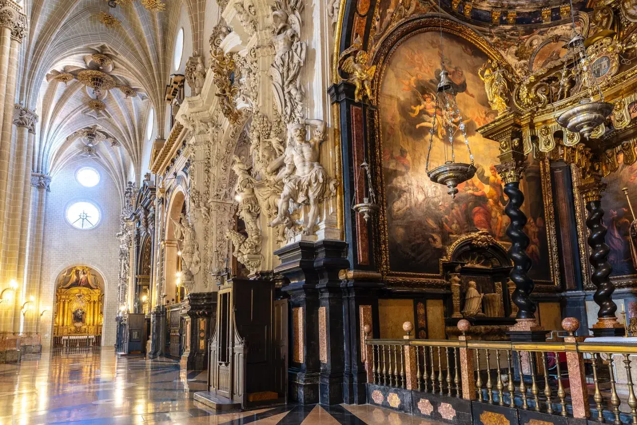 Interior de la Catedral de Zaragoza, con su impresionante altar mayor y detalles barrocos. La plaza de la Seo Zaragoza es un lugar de gran belleza.