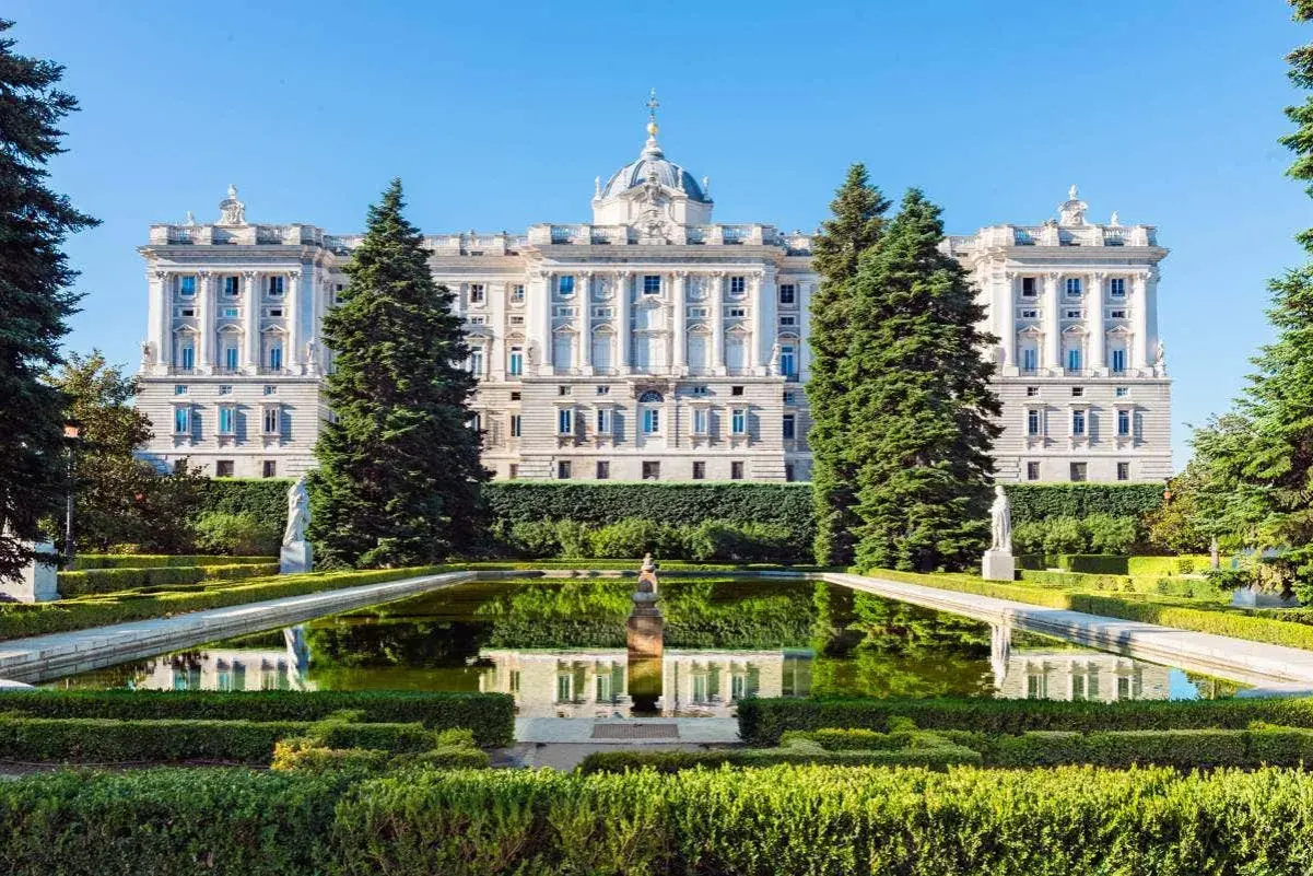 Palacio Real de Madrid, un lugar ideal para incluir en tus 10 cosas que hacer en Madrid. Jardines y estanque con reflejos.