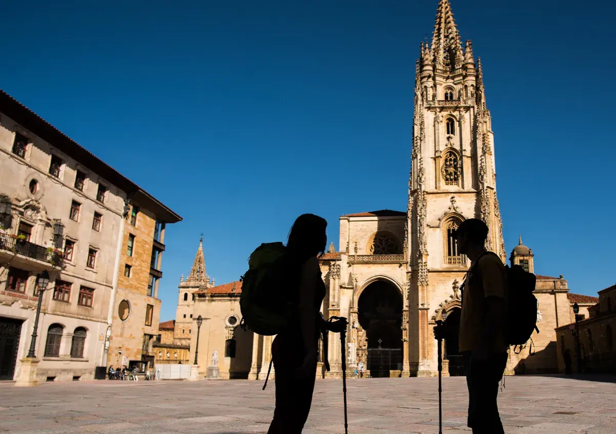 Peregrinos admiran la Catedral de Oviedo, un lugar imprescindible que ver en Oviedo.