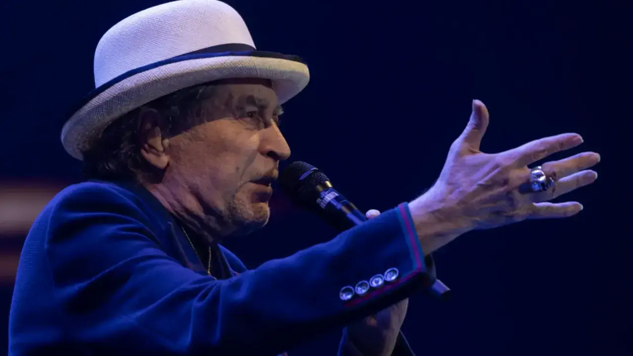 Joaquín Sabina, con su sombrero blanco y chaqueta azul, canta en Zaragoza.