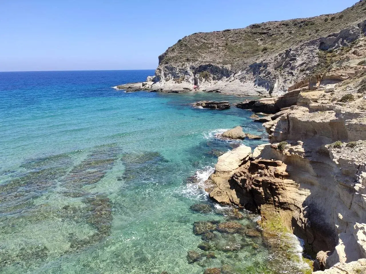 Aguas cristalinas y acantilados en Cabo de Gata. Descubre cómo llegar a este paraíso natural.