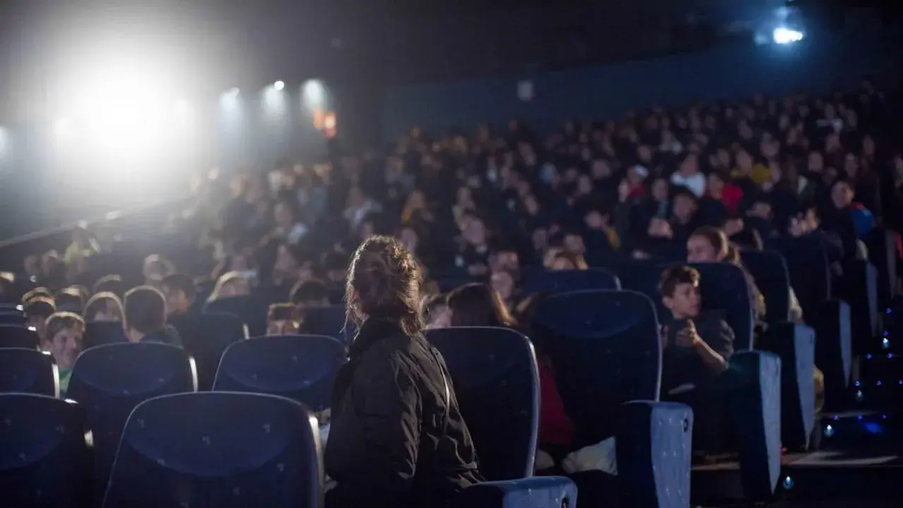 Una multitud en una sala de cine, disfrutando de la semana del cine.