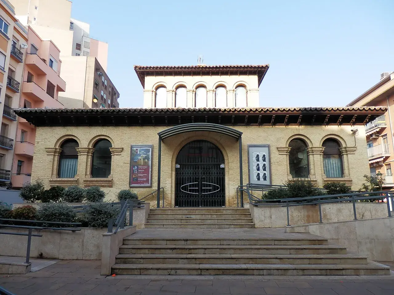 Fachada del teatro Mercado de Zaragoza, con escalinata y arcos de ladrillo.
