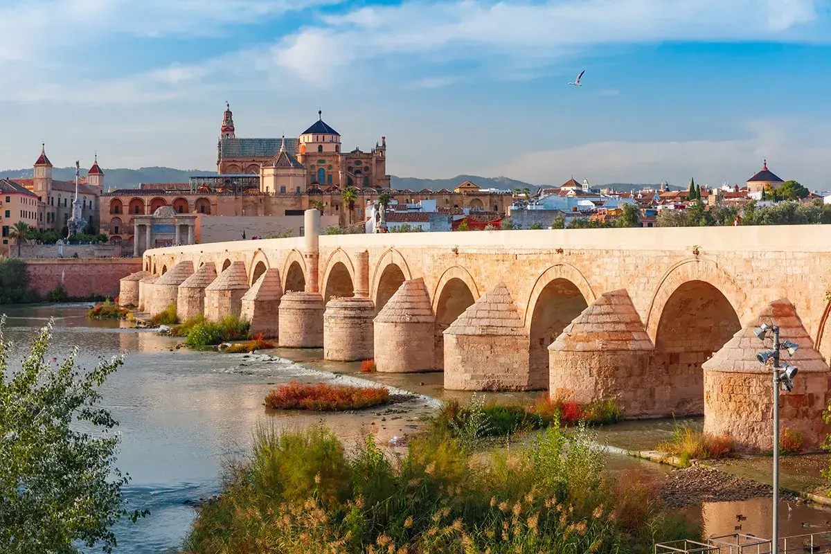 Puente Romano y Mezquita-Catedral de Córdoba, uno de los destinos en tren desde Madrid.