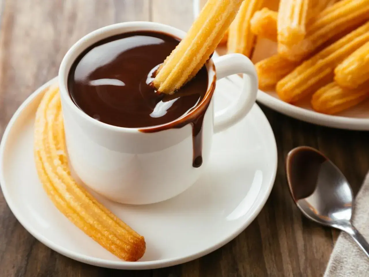 Churros recién hechos y chocolate caliente, un placer que te transporta a las mejores chocolaterías de Zaragoza.
