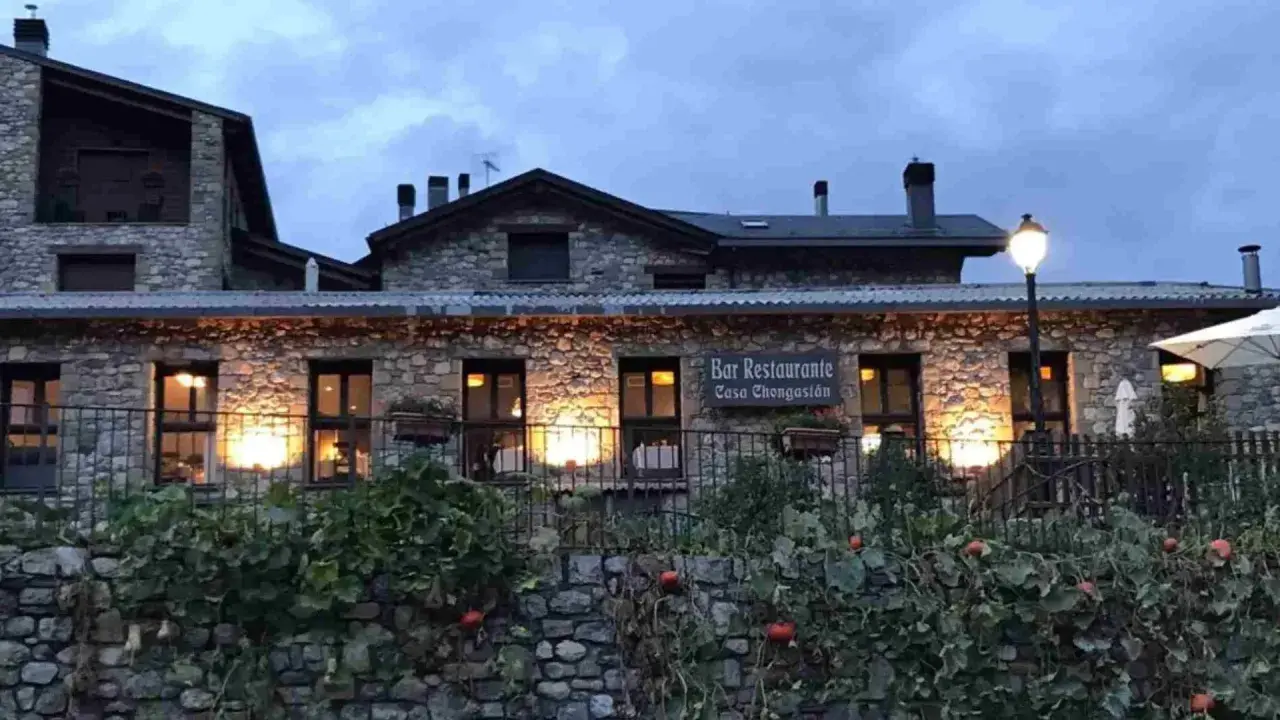 Casa Chongastán, un acogedor bar restaurante en Benasque, invita a cenar bajo la luz cálida de sus ventanas.