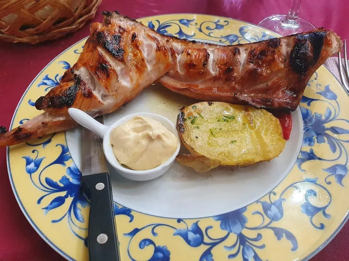 Delicioso cordero asado con patatas y salsa, una joya de los restaurantes de Cariñena.