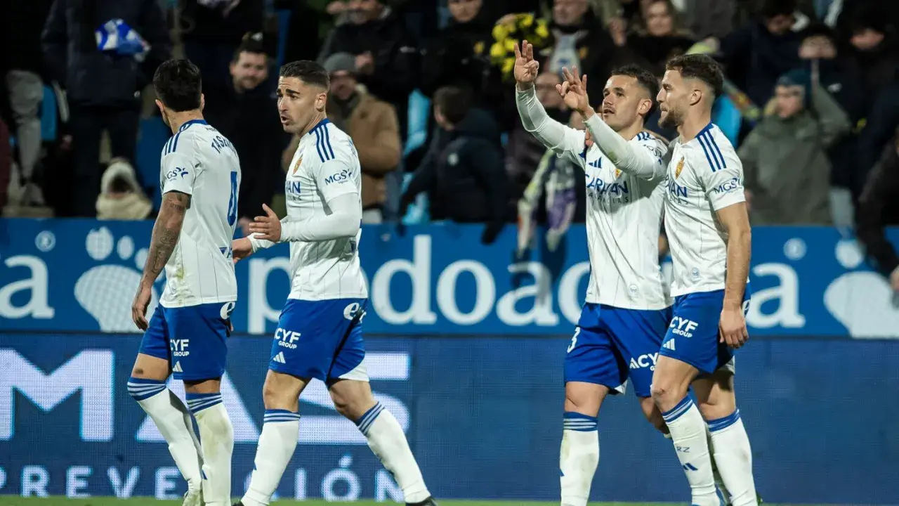Jugadores de fútbol del Zaragoza celebran en el campo.