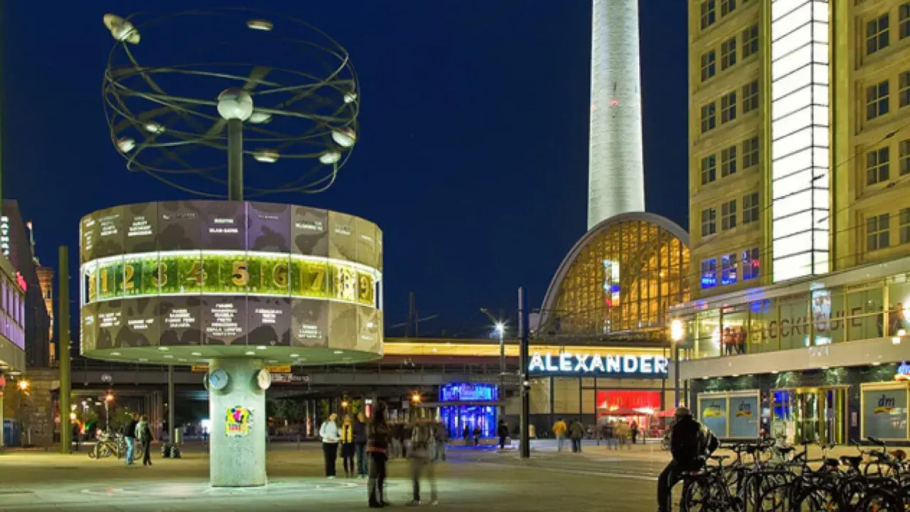 Reloj de la Amistad en Alexanderplatz, Berlín. Un lugar perfecto para escapadas con encanto, con su esfera giratoria y la torre de televisión al fondo.