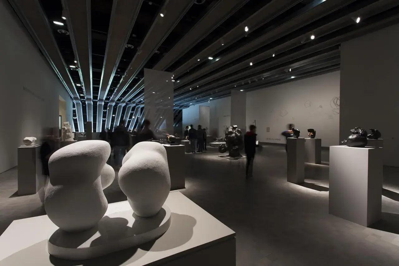 Esculturas abstractas en blanco y negro en el museo Pablo Serrano Zaragoza.
