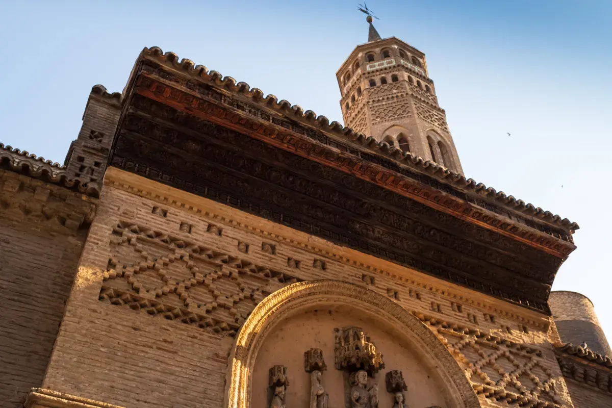 Detalle arquitectónico del templo Zaragoza, con su torre mudéjar y fachadas de ladrillo con motivos geométricos.