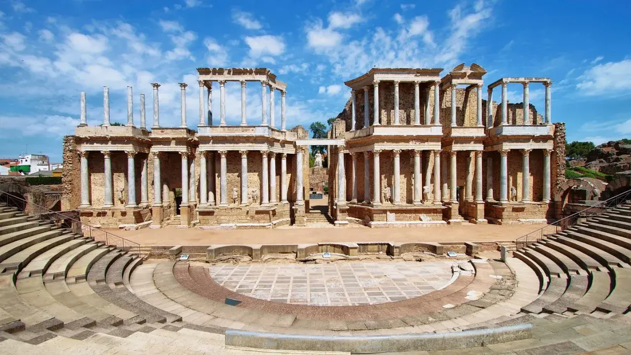 Teatro romano con gradas semicirculares y un imponente escenario de columnas. Un lugar que evoca la grandeza del museo romano.