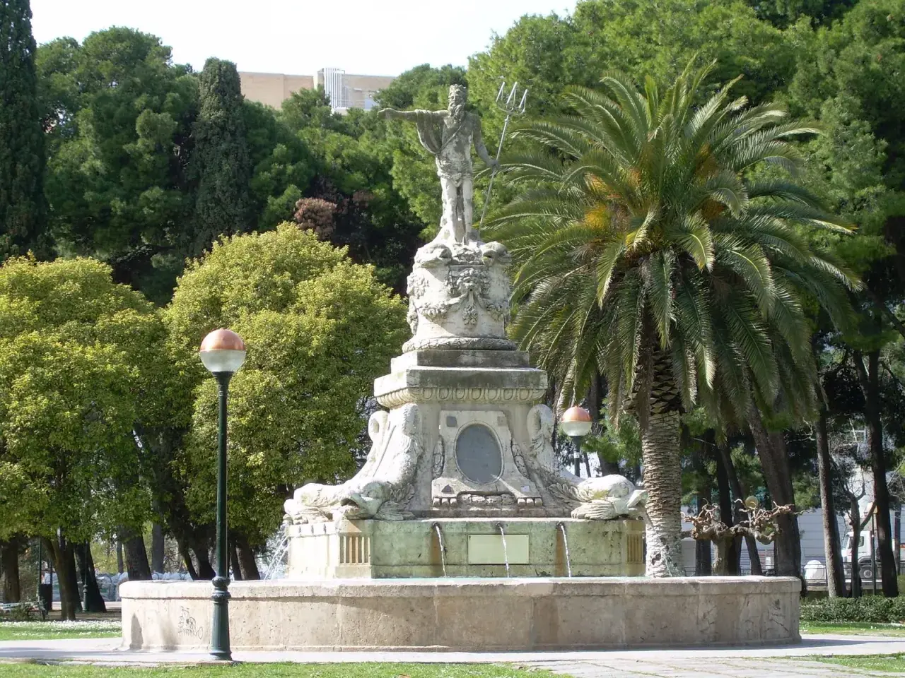 La fuente de Neptuno en Zaragoza, con su estatua del dios del mar y palmeras, es un oasis verde.