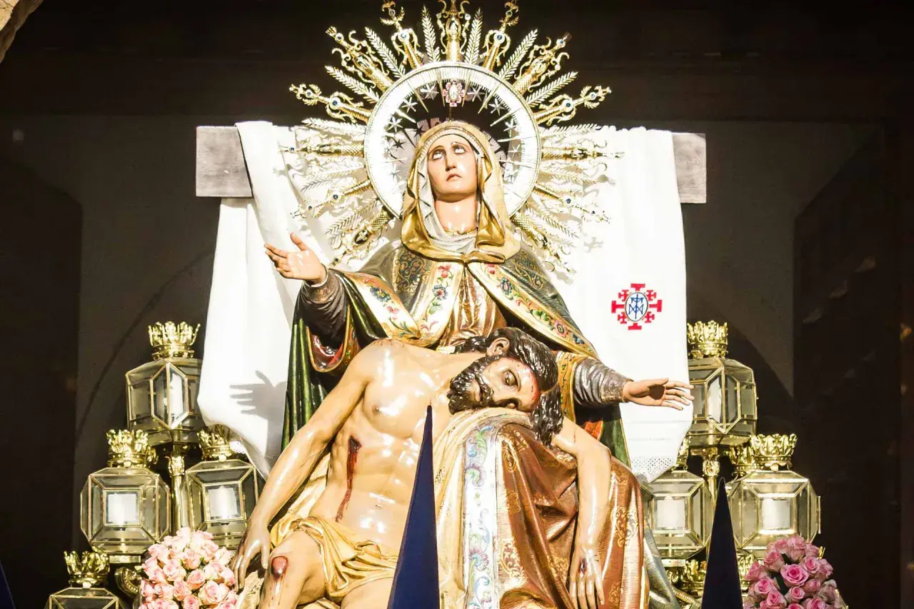 Virgen con Cristo muerto en brazos, parte de la procesión de los gitanos Zaragoza.