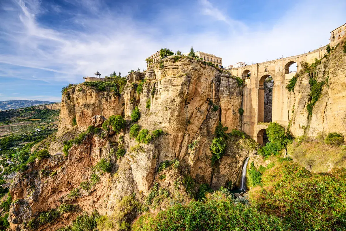 El Puente Nuevo de Ronda, uno de los lugares más bonitos de España, se alza sobre un profundo tajo con una cascada.