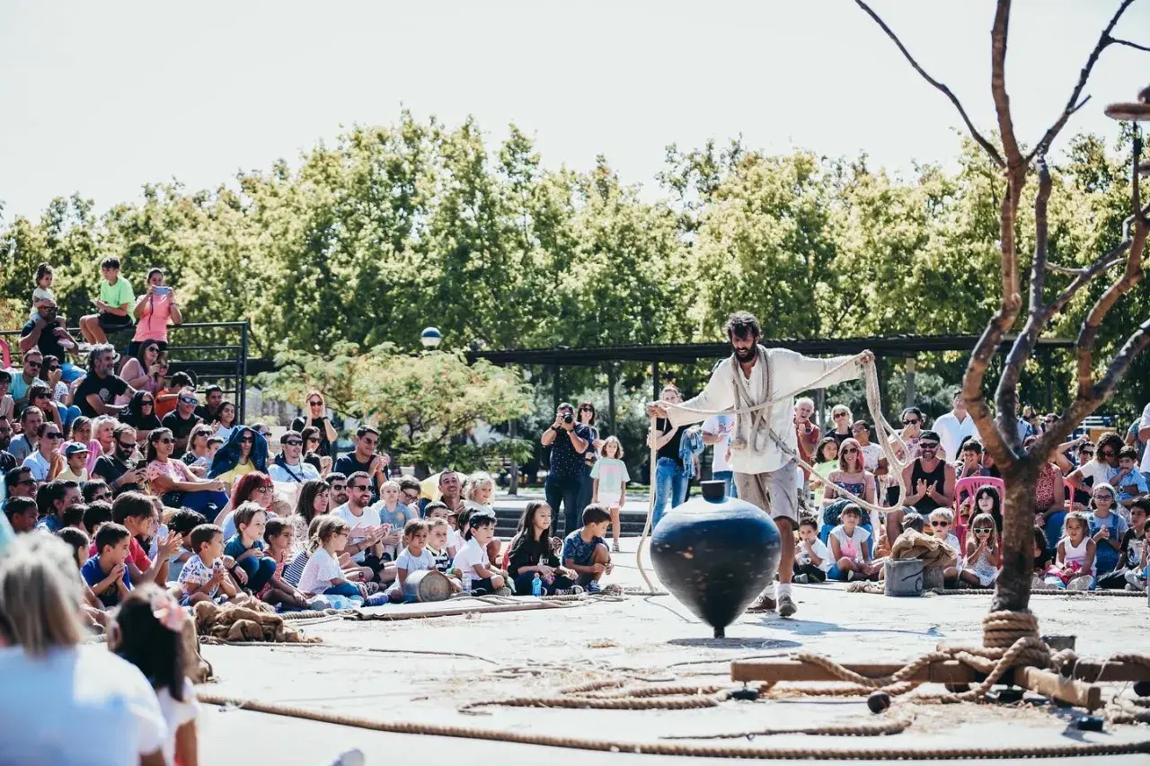 Un artista hace girar una peonza gigante ante un público atento. ¡Utebo respira circo!