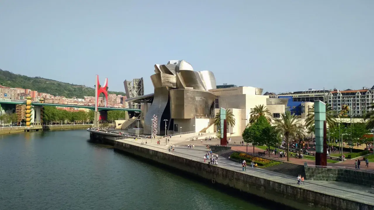 El Museo Guggenheim y el puente rojo son icónicos al visitar Bilbao. Pasea por la ría y admira la arquitectura moderna.