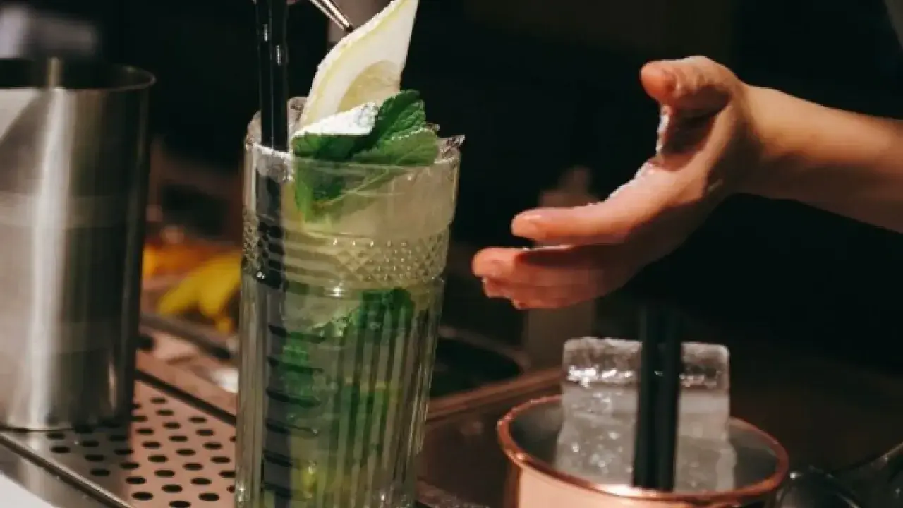 Un refrescante mojito, listo para disfrutar en Zaragoza. La menta fresca y el limón coronan esta bebida.