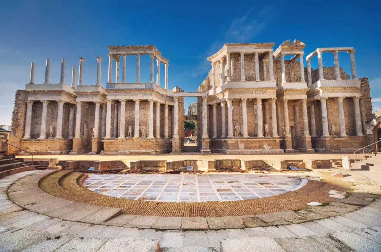 El Teatro Romano de Mérida, una maravilla que ver en Mérida, con su imponente graderío y escenografía clásica bajo un cielo azul.