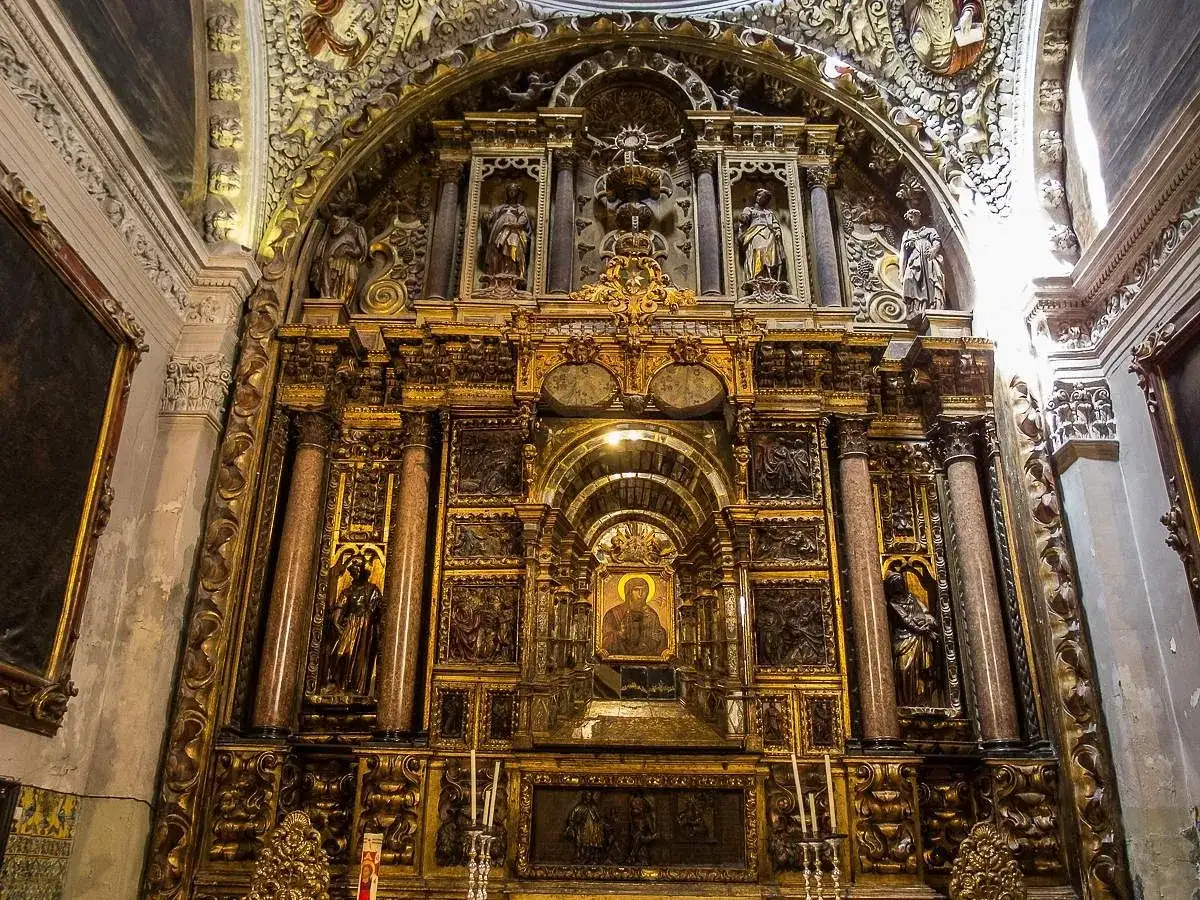 Retablo dorado y ornamentado en la iglesia de San Pablo Zaragoza, con esculturas y un icono central.