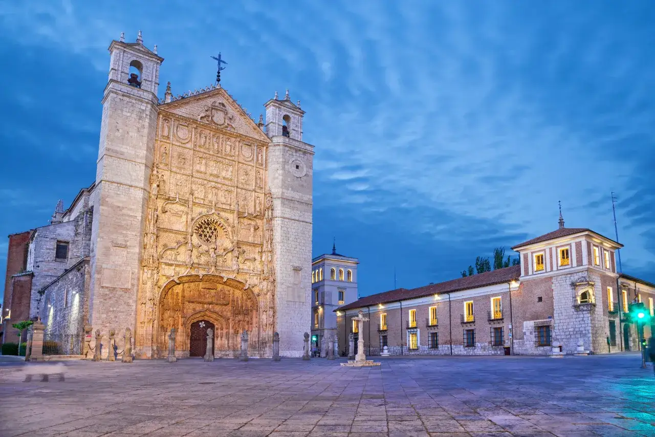 Plaza de San Pablo, Valladolid. Fachada plateresca de la iglesia, torre y edificios iluminados al anochecer. Algo bonito que ver en Valladolid.