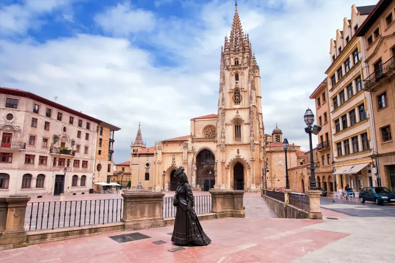 Plaza de la Catedral de Oviedo, un lugar imprescindible que ver en Oviedo. Destaca la imponente catedral gótica y la estatua de La Regenta.