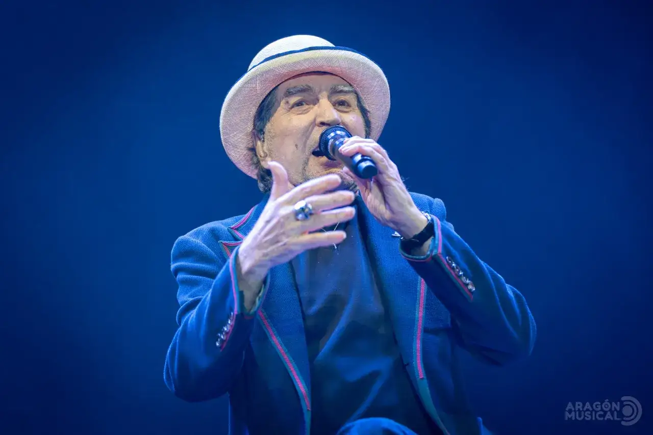 Joaquín Sabina, con su sombrero y chaqueta, canta en Zaragoza.