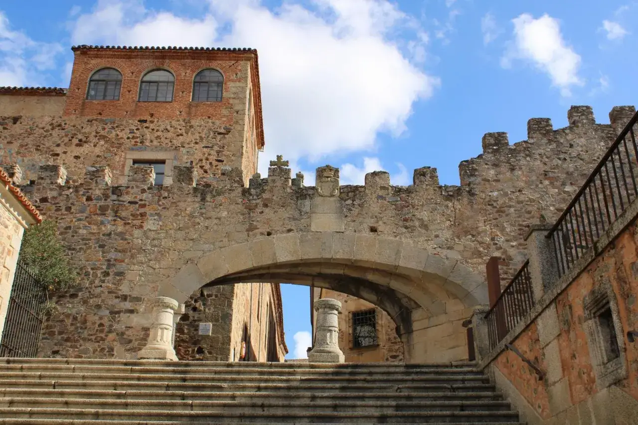 Escaleras de piedra y un arco medieval que invitan a descubrir qué ver en Cáceres provincia.