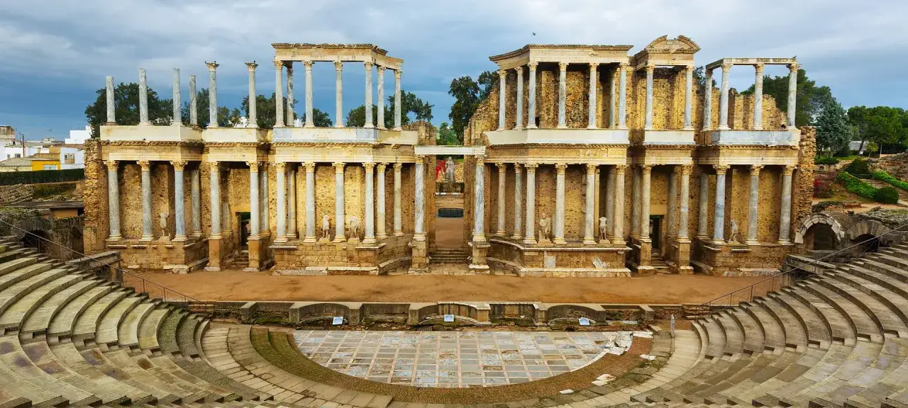 Teatro Romano de Mérida, un imprescindible que ver en Mérida. Impresionante arquitectura clásica con gradas y escenario.
