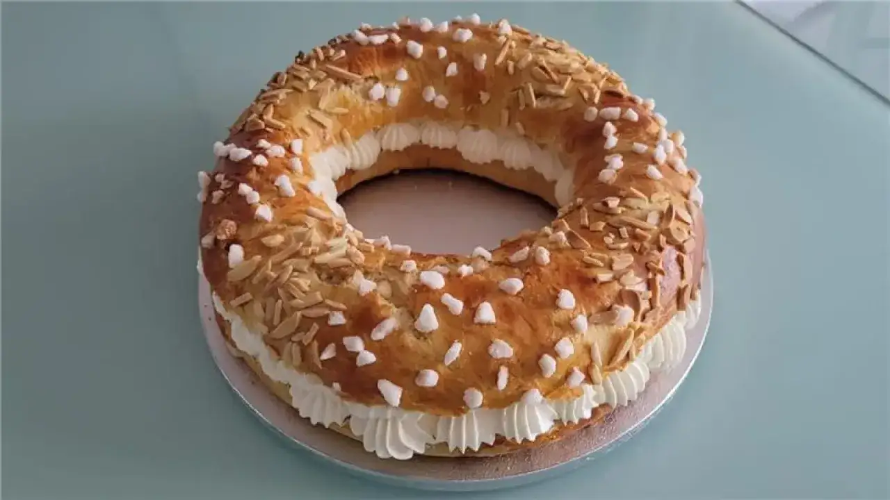 Roscon de San Valero, un delicioso roscón relleno de crema, cubierto de almendras laminadas y azúcar.