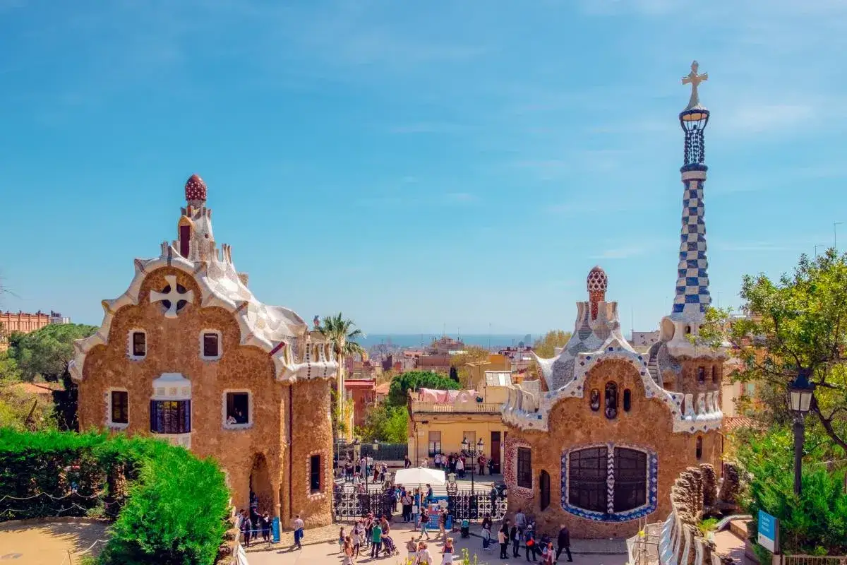 Edificios de cuento de hadas en el Parque Güell, un lugar imprescindible que ver en Barcelona.