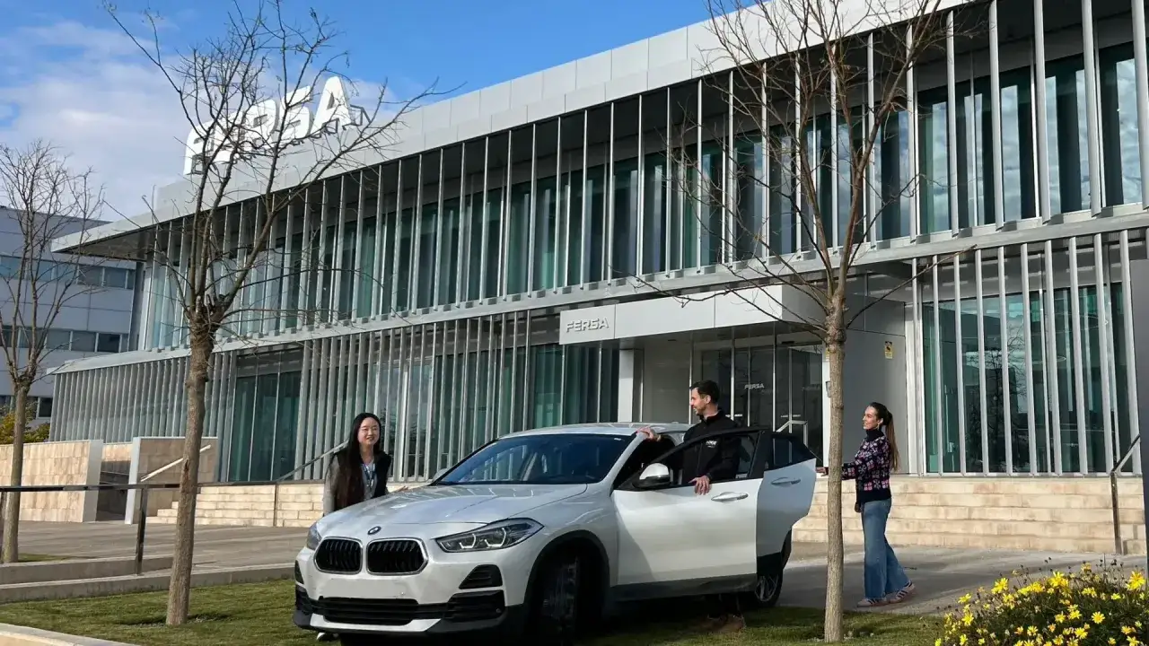 Jóvenes listos para el carsharing Zaragoza frente a Fersa.