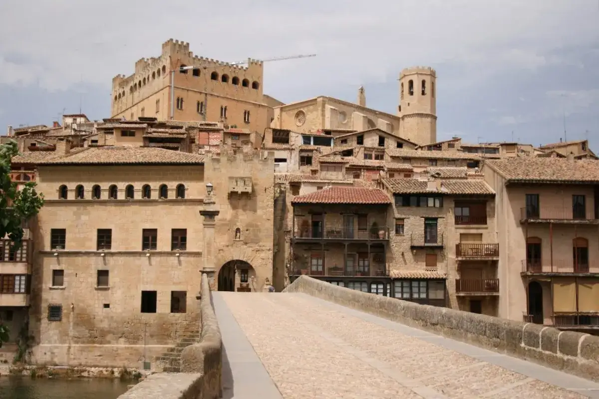 Puente medieval y castillo en Alcañiz, un lugar que ver cerca. Arquitectura histórica y vistas impresionantes.
