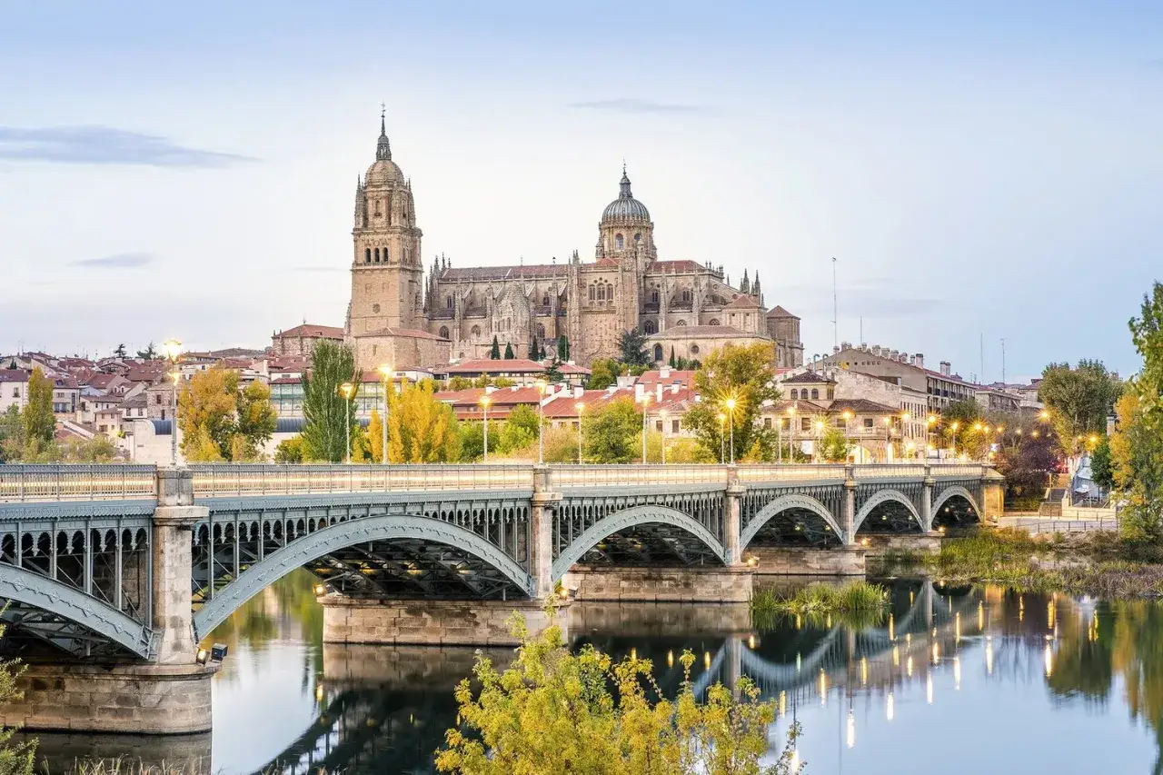 Puente hist&oacute;rico sobre el r&iacute;o Tormes, con la imponente Catedral de Salamanca al fondo. Un paisaje imprescindible que ver en Salamanca.