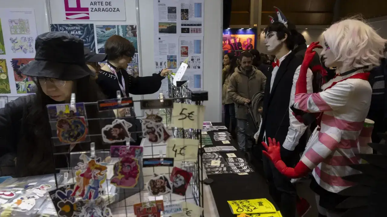 Gente disfrazada y puestos de venta en Comic Con Zaragoza. Pegatinas y arte a la venta.