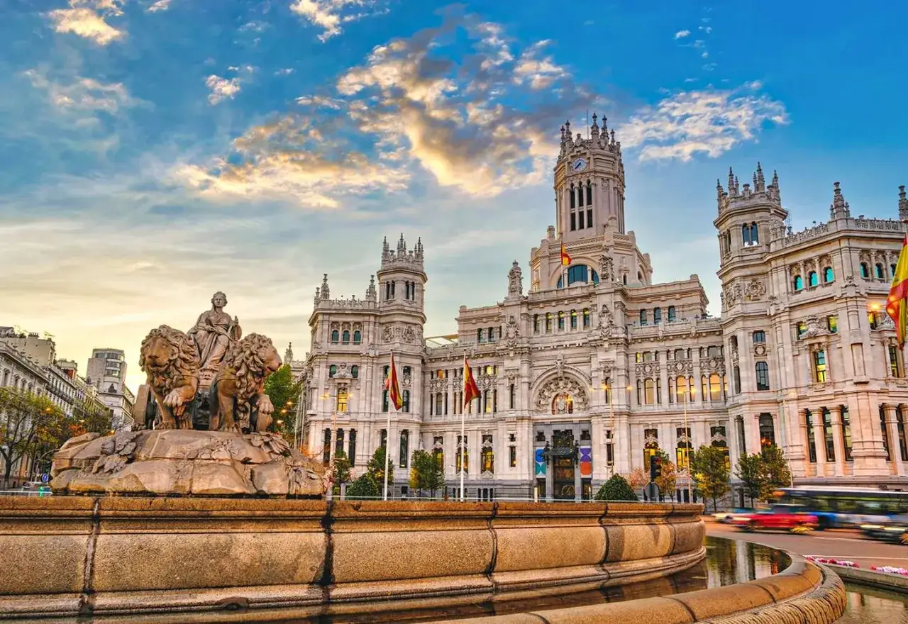 Fuente de Cibeles y Palacio de Comunicaciones, un icono para tus 10 cosas que hacer en Madrid.