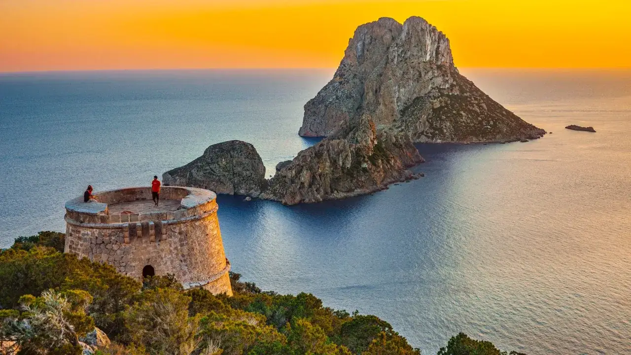 Atardecer en Ibiza, con la torre defensiva y los islotes de Es Vedrà. Un lugar mágico que ver en Ibiza.