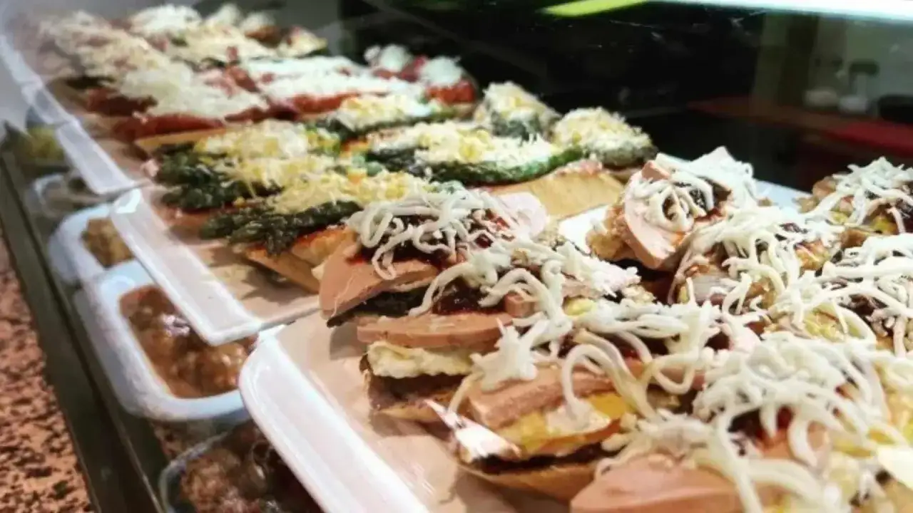 Deliciosos soletes Repsol Zaragoza: tapas variadas con queso, espárragos y paté, perfectas para un bocado rápido.
