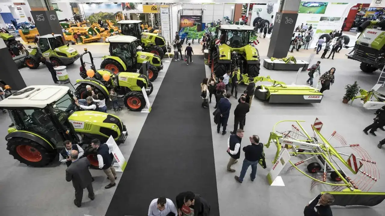 Expositores y visitantes observan maquinaria agrícola en la fima Zaragoza 2026. Tractores y equipos de siega destacan en la feria.