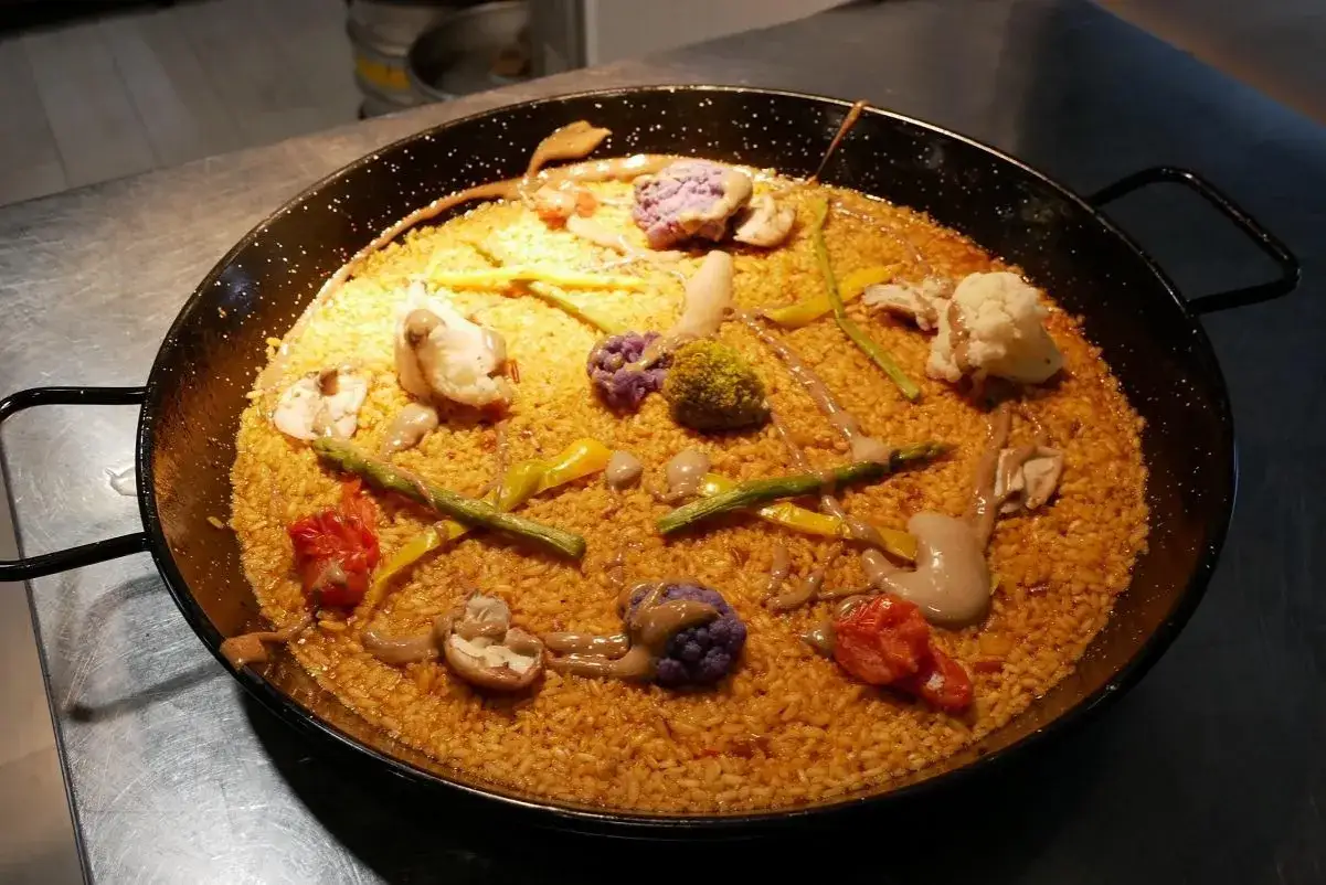 Paella de marisco y verduras, un plato que evoca el sabor del restaurante Origen Zaragoza.