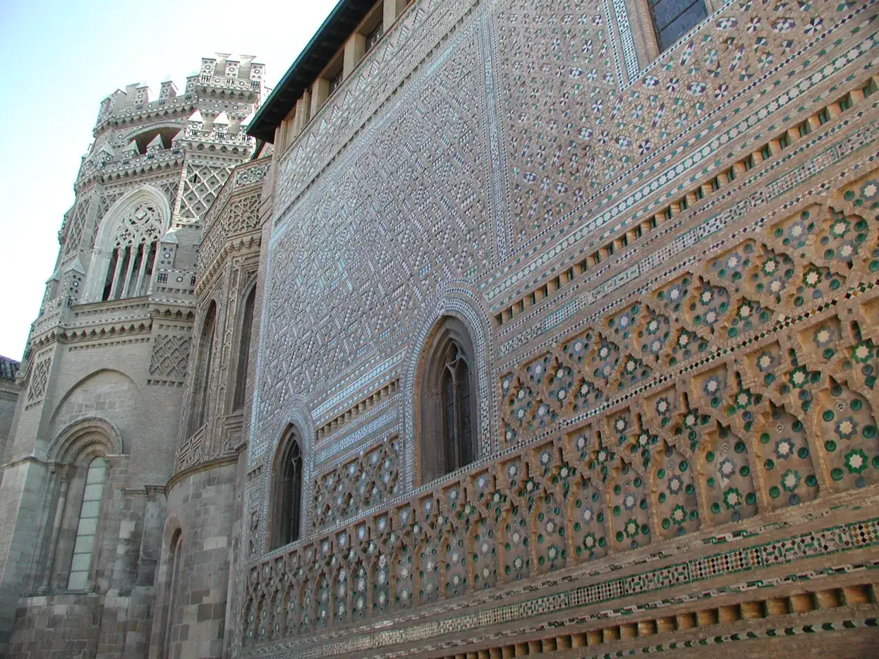 Detalle de las catedrales de Zaragoza, con su rica ornamentación de azulejos geométricos y arcos mudéjares.