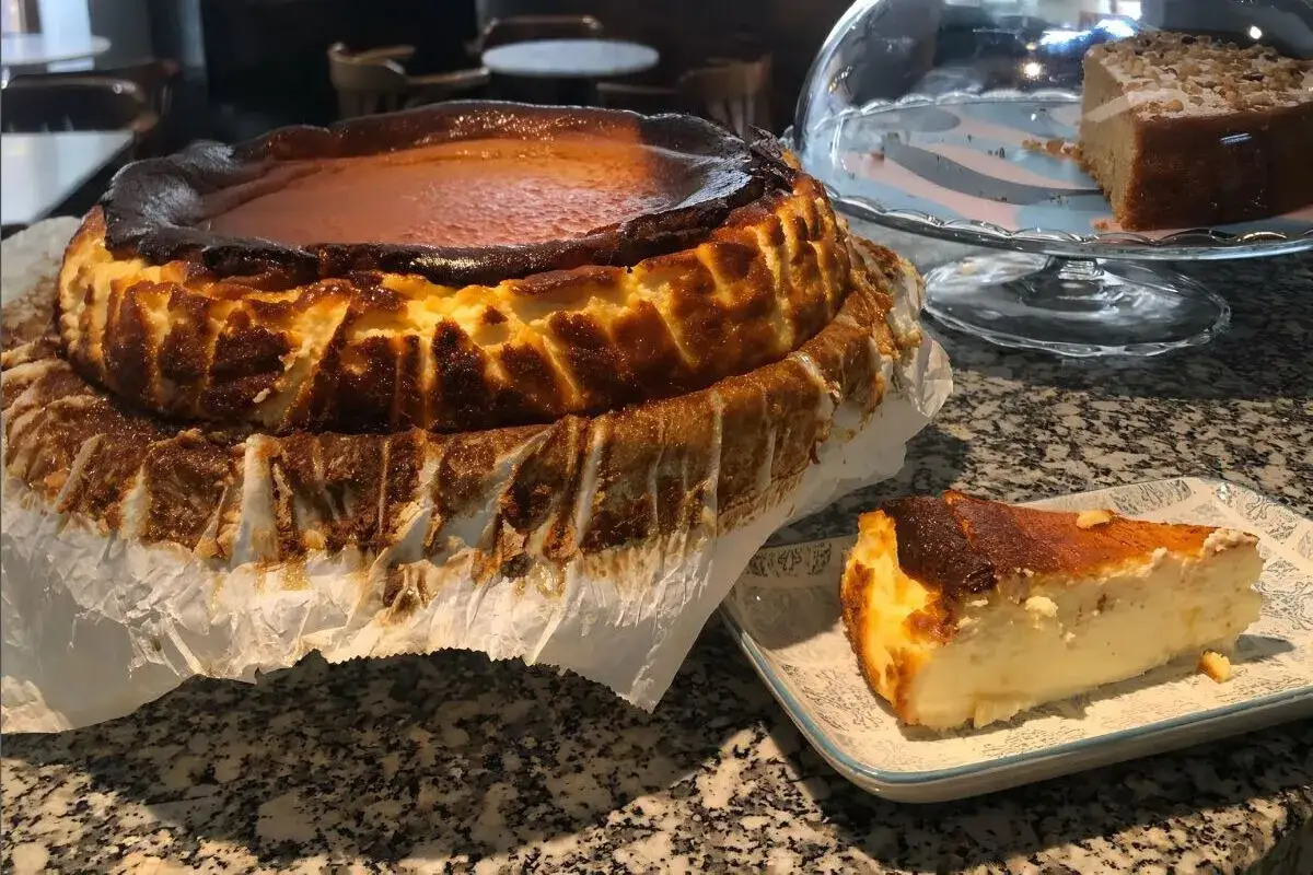 Una tarta de queso quemada, lista para ser disfrutada. ¡Las mejores tartas de queso de Zaragoza te esperan!