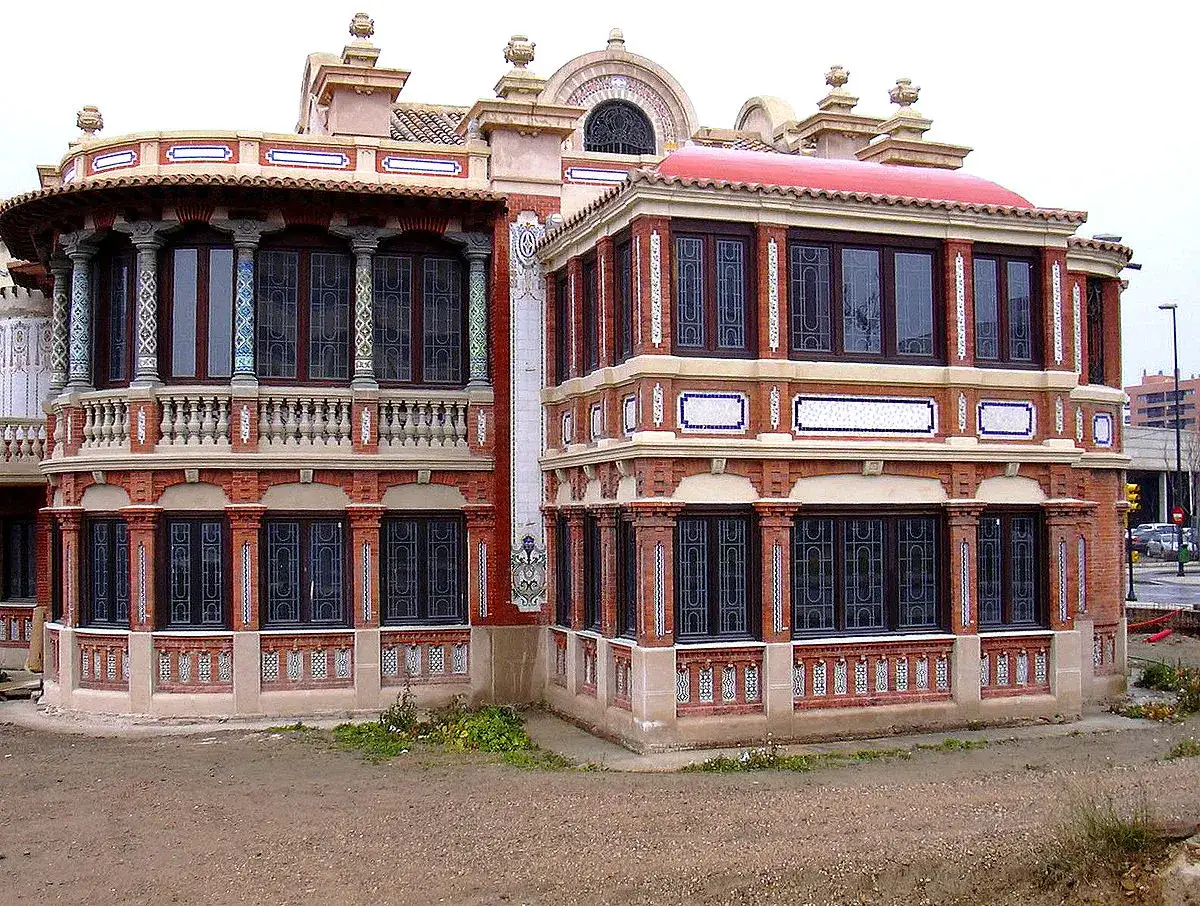La Casa Solans, un edificio modernista con ladrillo visto, azulejos coloridos y balcones ornamentados.